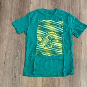 bp Teal Short-Sleeve Tee with Yellow Yin Yang Graphic